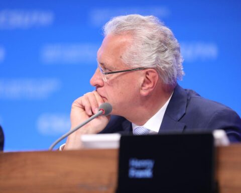 Joachim Herrmann präsentiert positive Asylpolitik-Bilanz in Bayern, sinkende Asylzahlen, steigende Abschiebungen.