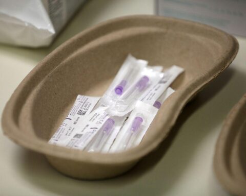 Bereitgelegte Impfspritzen zur FSME-Impfung in Bayern, Aufforderung zur Immunisierung gegen Zecken.