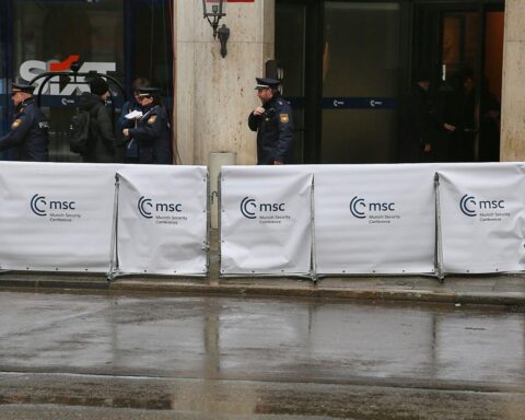 Bayerns Innenminister mit Polizisten und internationalen Einsatzkräften bei der Sicherheitskonferenz in München.