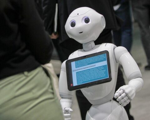 Podiumsdiskussion über Künstliche Intelligenz im Rechtswesen mit Experten und Robotern.