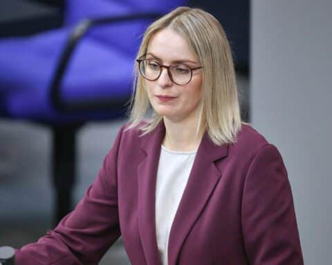 Natalie Pawlik spricht über Rassismus und Diskriminierung in staatlichen Institutionen in Berlin.