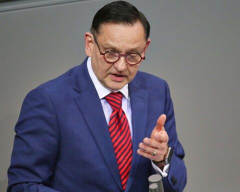 Kay Gottschalk diskutiert kontrovers über Remigrations-Gipfel, trotz Parteiwiderspruchs und rechtsextremer Verbindungen.