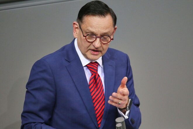 Bericht: AfD-Vize will zu "Remigrations-Gipfel" mit Sellner reisen