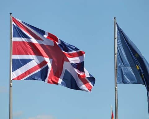 EU- und britische Fahnen symbolisieren die Neuverhandlungen zwischen der EU und Großbritannien.