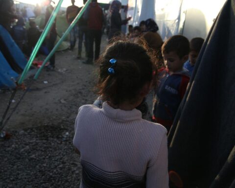 Flüchtlingslager mit Menschen, Symbol für Asylreform und Arbeitsmöglichkeiten für Migranten.