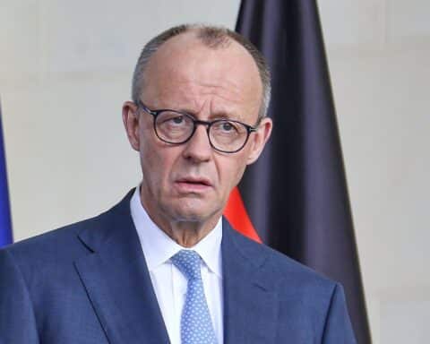 Friedrich Merz diskutiert Strategien zur Stärkung Deutschlands gegenüber den USA im Konflikt.