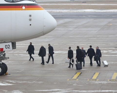 Friedrich Merz trifft Donald Trump im Weißen Haus, symbolisiert transatlantische Beziehungen und Spannungen.