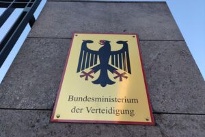 US-Milliardär Peter Thiel und deutsche Drohnenlieferungen: Streit um Einfluss und Sicherheit.