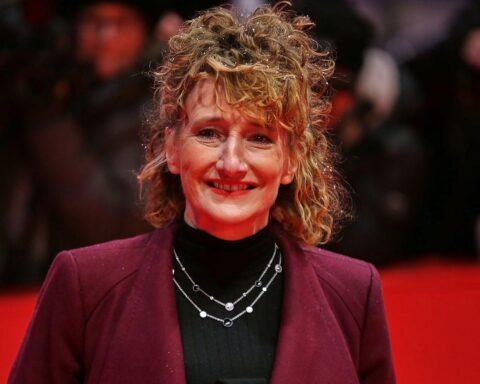 Tricia Tuttle vor Berlinale-Hintergrund, symbolisiert kulturelle Konflikte und Verantwortung in der Filmbranche.
