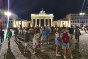 Das Brandenburger Tor symbolisiert die Herausforderungen der Demokratie und gesellschaftlichen Zusammenhalt in Berlin.