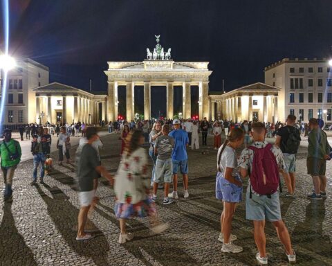 Das Brandenburger Tor symbolisiert die Herausforderungen der Demokratie und gesellschaftlichen Zusammenhalt in Berlin.