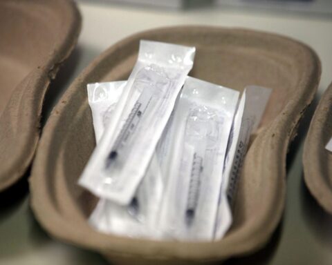 Bereitgelegte Impfspritzen symbolisieren die aktualisierte Impfempfehlung des Berliner Senats für Gesundheit.