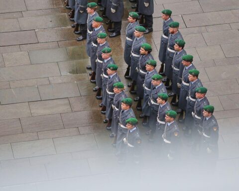 Soldaten der Bundeswehr in Einsatzbekleidung, bereit zur Unterstützung und Beobachtung internationaler Entwicklungen.