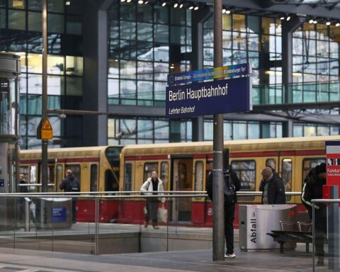 Berlin Hauptbahnhof mit Menschenmengen, Symbol für touristische Beliebtheit und internationale Gäste.