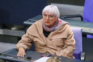 Claudia Roth kritisiert Einflussnahme der Politik auf die Kunstfreiheit und den Berlinale-Vorstand.