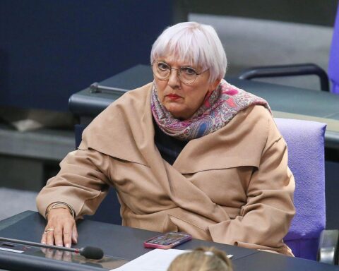 Claudia Roth kritisiert Einflussnahme der Politik auf die Kunstfreiheit und den Berlinale-Vorstand.