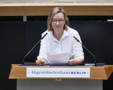 Grüne Fraktion in Berlin diskutiert Verfassungsänderung zum Schutz des Verfassungsgerichtshofs.