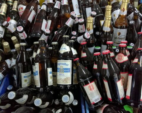 Bierflaschen in Reihung, symbolisierend den Rückgang des Bierabsatzes in Deutschland 2025.