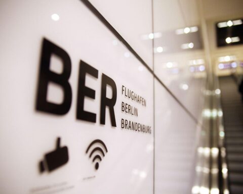 Eisige Fluglandebahn am Flughafen BER, keine startenden oder landenden Maschinen. Sicherheit hat Priorität.