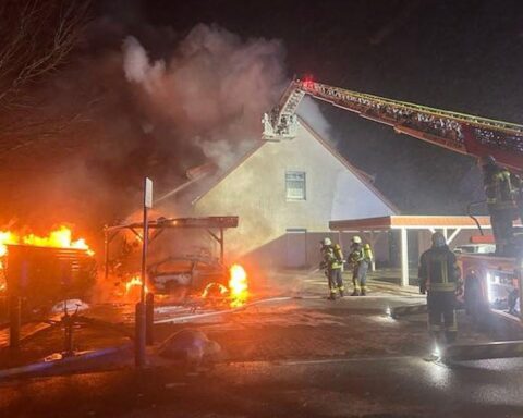 Brennende Fahrzeuge in Zeven, Feuerwehr löscht, Wohnhaus bedroht, keine Verletzten, Polizei sucht Brandursache.