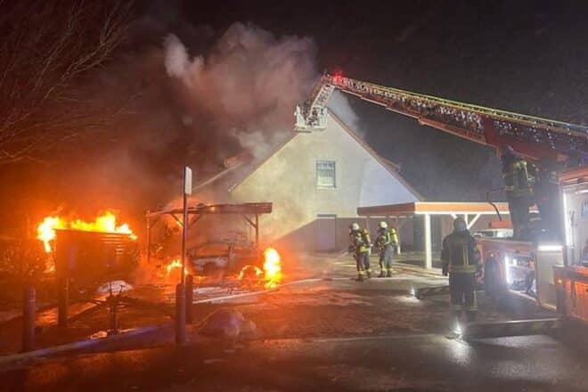 Brand in Zeven beschädigt Wohnhaus nach Fahrzeugfeuer
