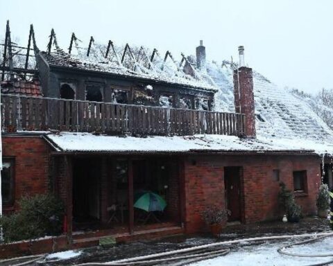 Einfamilienhaus brennt, Feuerwehr im Einsatz, eine Person verletzt, Sachschaden hoch.
