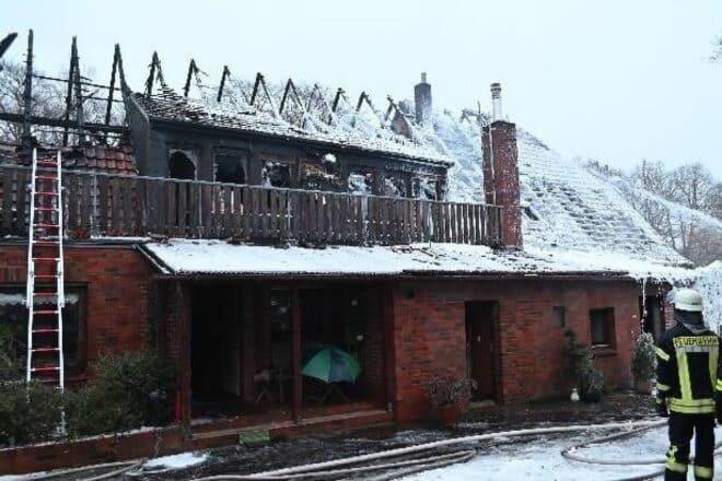 Brand zerstört Einfamilienhaus in Basdahl