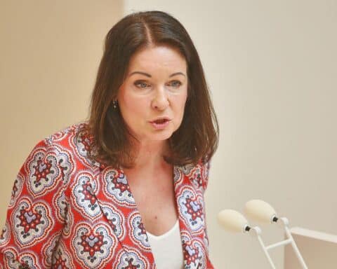 Britta Müller bespricht Gesundheitscampus-Pläne in Perleberg mit Bürgermeister und Medizinern.