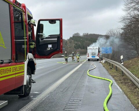 Brennendes Wohnmobil auf Autobahn, Feuerwehr im Einsatz, dramatische Flammen, ein Schockmoment.