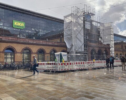 Zwei Männer in Haft, festgenommen im Erfurter Hauptbahnhof nach Ticketbetrug und Widerstand.