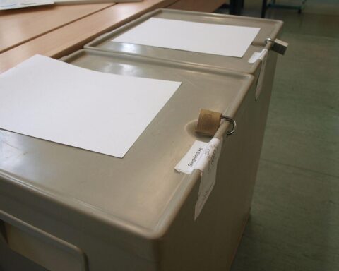 Wahllokal mit leeren Wahlurnen und aufgerissenen Wahlzetteln; Unregelmäßigkeiten bei Bürgermeisterwahl in Strausberg.