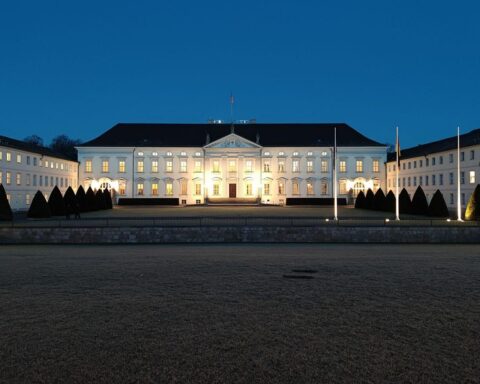 Schloss Bellevue mit Baugerüsten, Symbol für hohe Sanierungskosten des Bundespräsidenten-Sitzes.