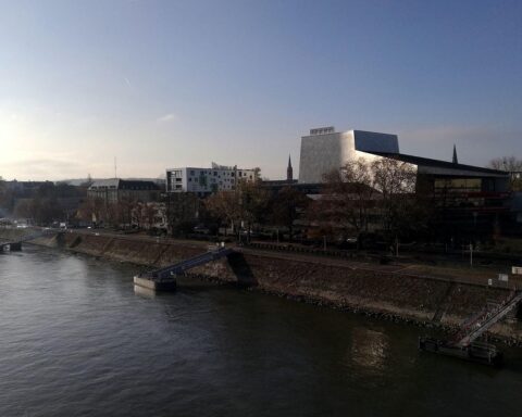 Opernhaus in Bonn am Rhein, Symbol für regionale Entwicklung und Zusammenarbeit.