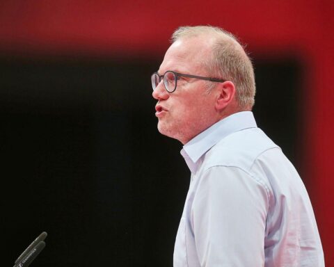 Jochen Ott diskutiert SPD-Pläne zur finanziellen Entlastung energieintensiver Industrien in Nordrhein-Westfalen.