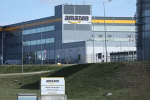 Amazon-Logistikzentrum mit Fokus auf das Bundeskartellamt und Preisregelungen für Händler.