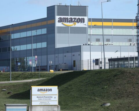 Amazon-Logistikzentrum mit Fokus auf das Bundeskartellamt und Preisregelungen für Händler.