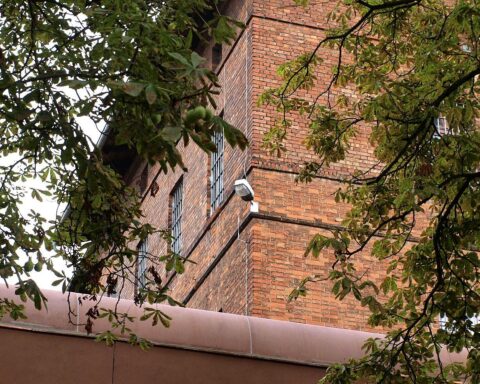 Ein Mann wird von Polizisten an der Grenze festgenommen und ins Gefängnis gebracht.