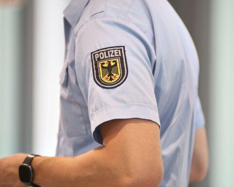Festnahme eines Mannes am Flughafen Stuttgart wegen Totschlags; Bundespolizei bei Einreisekontrolle.