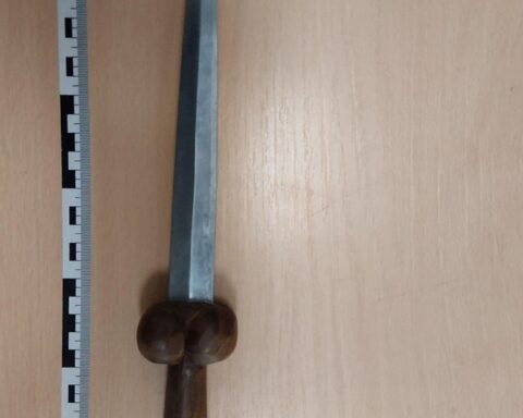 Dolch im Handgepäck: Sicherheitskontrolle am Flughafen Bremen, Bundespolizei sichert Waffe.