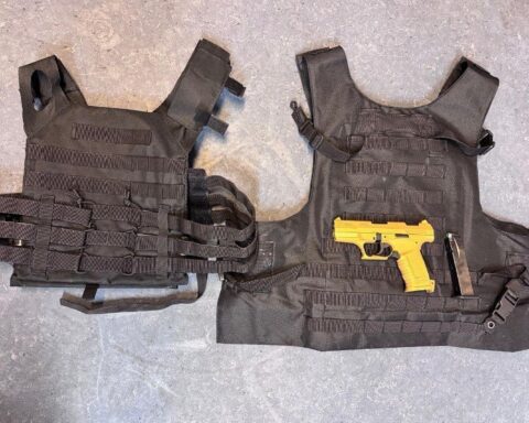 Zwei Männer mit Schusssicheren Westen und Schreckschusswaffe im Gelsenkirchener Bahnhof.