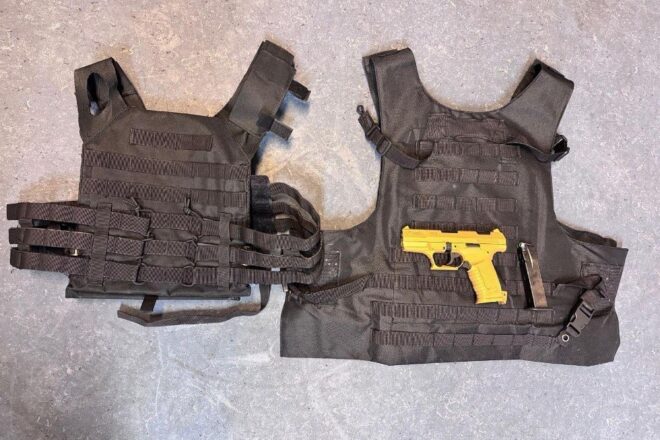 Bundespolizei stellt zwei Männer mit Schutzwesten und Schreckschusswaffe