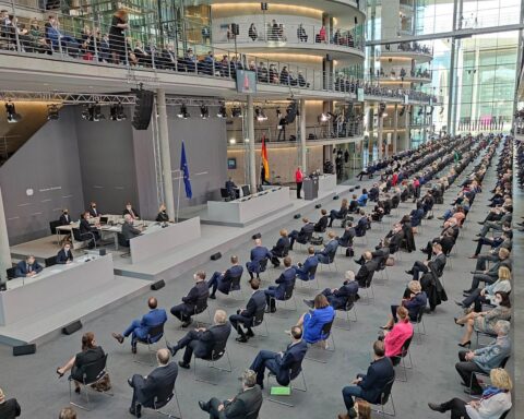 Bundesversammlung wählt Präsidenten: Termin 30. Januar 2027, Bundestag, festliche Atmosphäre, Delegierte.