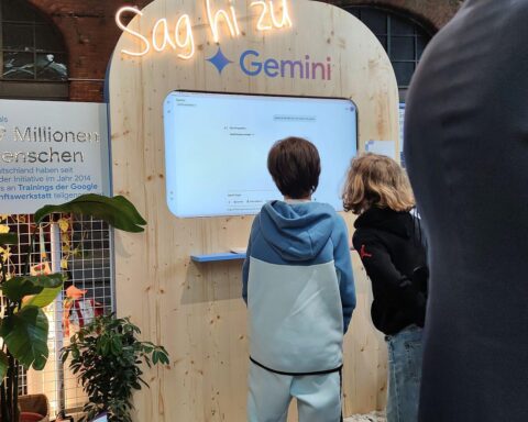 Kinder interagieren mit KI-Technologie, symbolisieren damit Bildung und Zukunft der künstlichen Intelligenz.