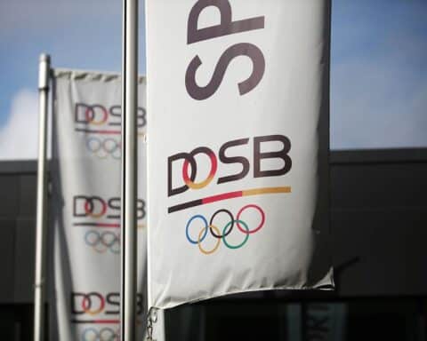 Bundesregierung drückt deutschem Olympiateam die Daumen; Sportbegeisterung des Kanzlers sichtbar.