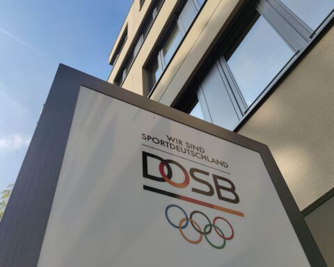 Olympische Athleten feiern Erfolge, trotz Herausforderungen in der deutschen Sportförderung und Medaillenspiegel.