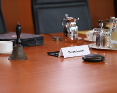 Kabinettssitzung mit Kanzlermappe, Vizekanzler Klingbeil leitet konzentrierten Austausch der Regierung.