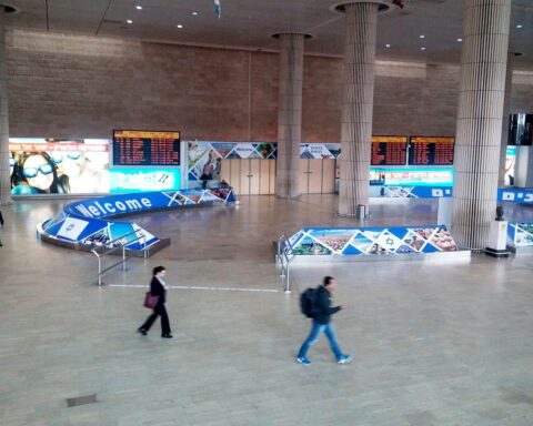 Reisewarnung für den Nahen Osten: Regierung informiert über Sicherheitslage. Flughafen Ben Gurion abgebildet.