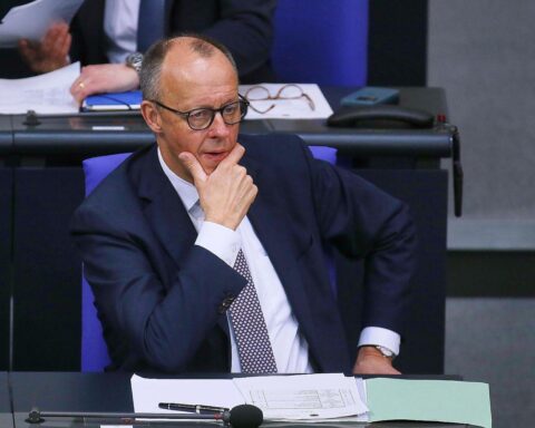 Friedrich Merz berät die Bundesregierung über Militärangriffe im Nahen Osten. Wichtiges Krisengespräch.