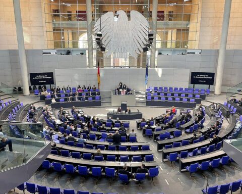 Bundestagssitzung mit Politikern, Beschluss des Tariftreuegesetzes, kontroverse Reaktionen der Parteien.