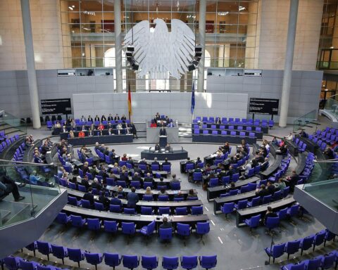 Bundestagssitzung zur Genehmigung von Ermittlungen gegen AfD-Abgeordneten wegen Bestechlichkeit und Geldwäsche.